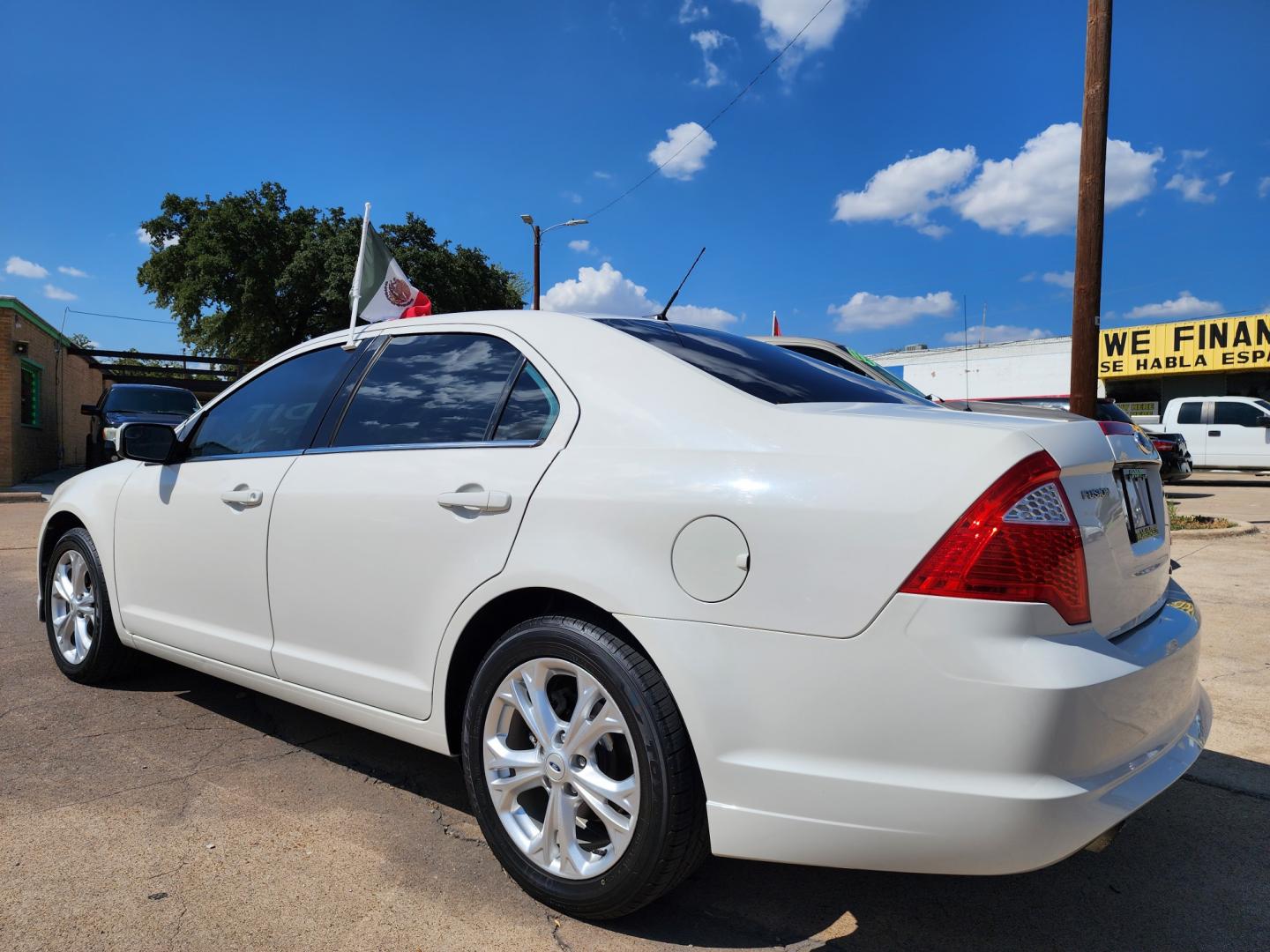 2012 WHITE Ford Fusion se (3FAHP0HG8CR) , AUTO transmission, located at 2660 S.Garland Avenue, Garland, TX, 75041, (469) 298-3118, 32.885551, -96.655602 - Welcome to DallasAutos4Less, one of the Premier BUY HERE PAY HERE Dealers in the North Dallas Area. We specialize in financing to people with NO CREDIT or BAD CREDIT. We need proof of income, proof of residence, and a ID. Come buy your new car from us today!! This is a Super Clean 2012 FORD FUSIO - Photo#5